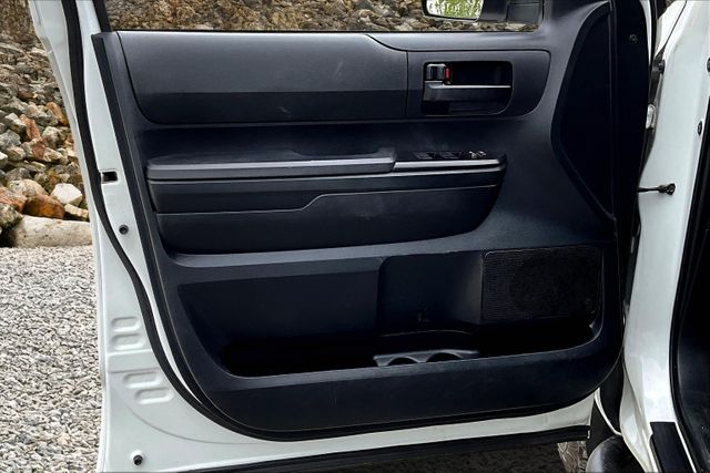 Vehicle image 21 of 32