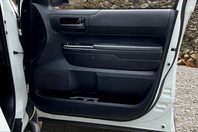 Vehicle image 22 of 32