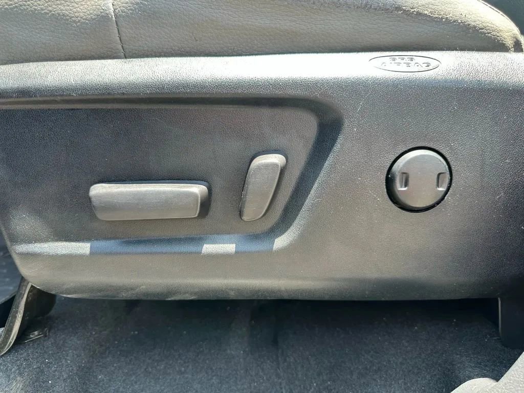 Vehicle image 23 of 26
