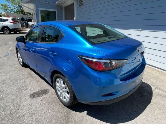 Vehicle image 8 of 14