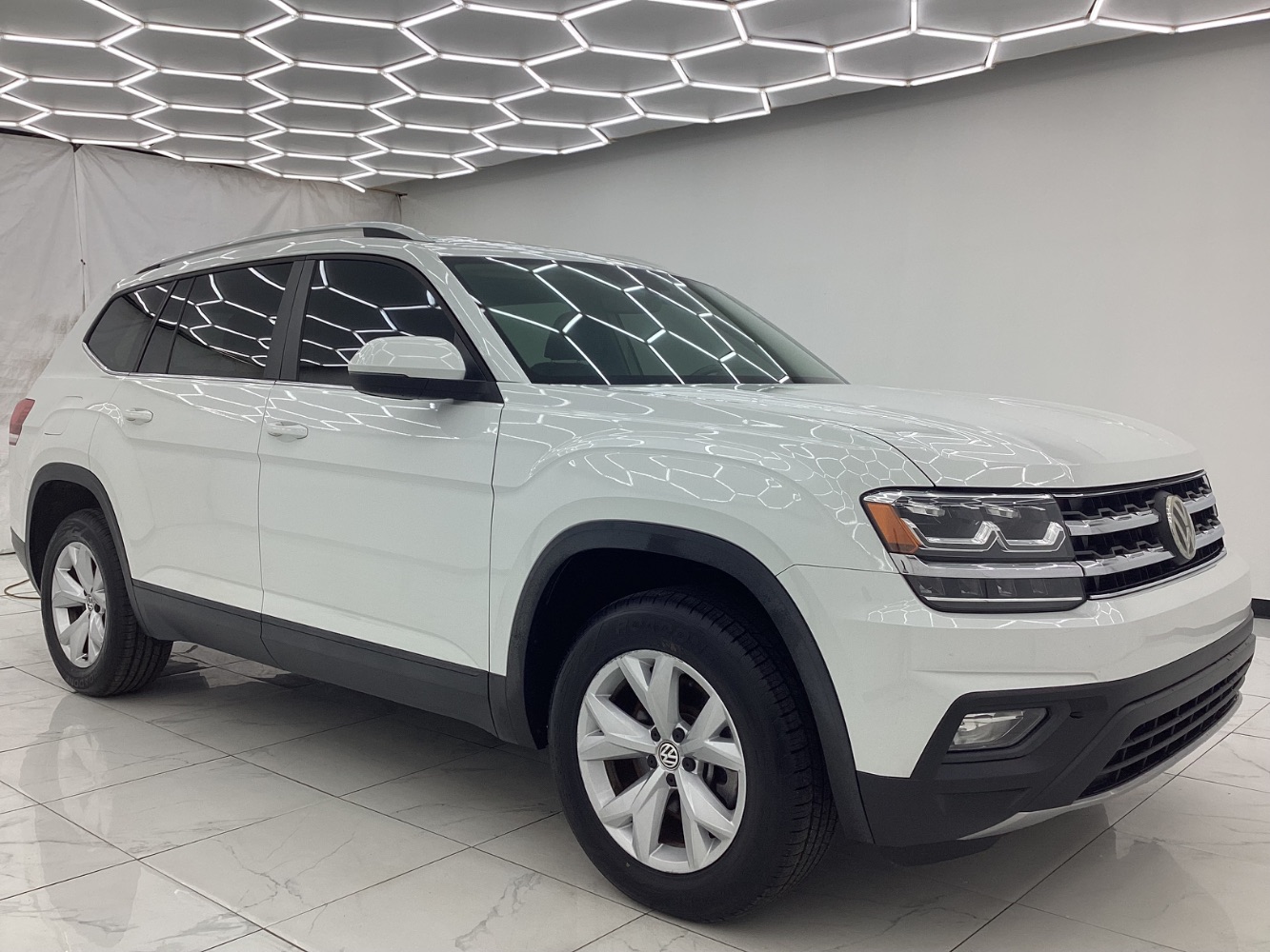 2018 Volkswagen Atlas 2.0T SE Technology Image 3 of 50