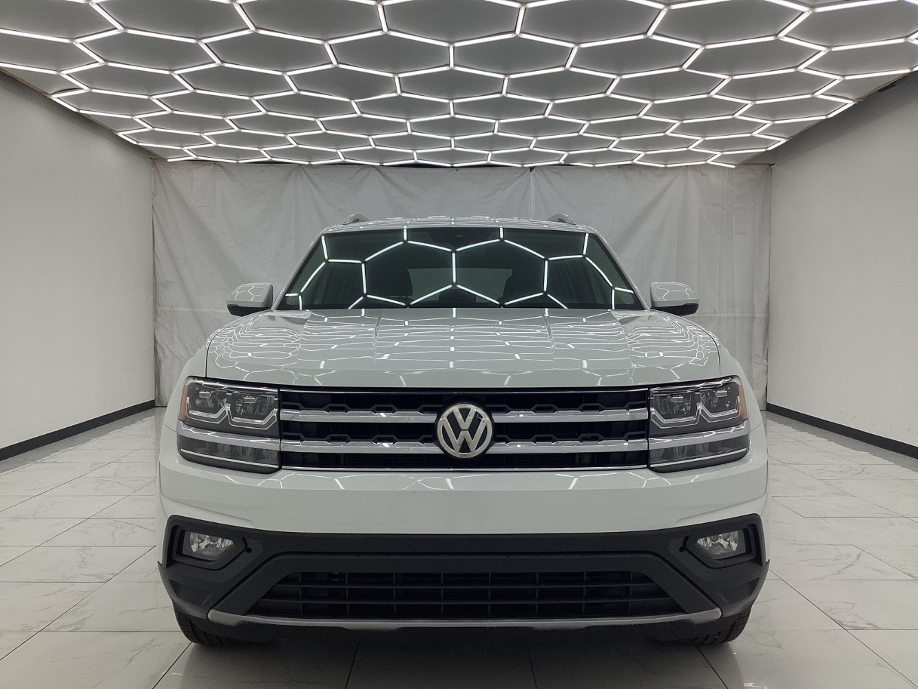 2018 Volkswagen Atlas 2.0T SE Technology Image 2 of 50