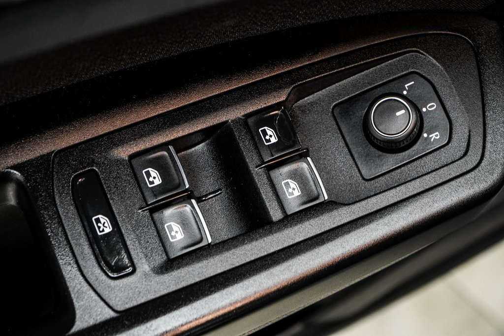Vehicle image 40 of 43