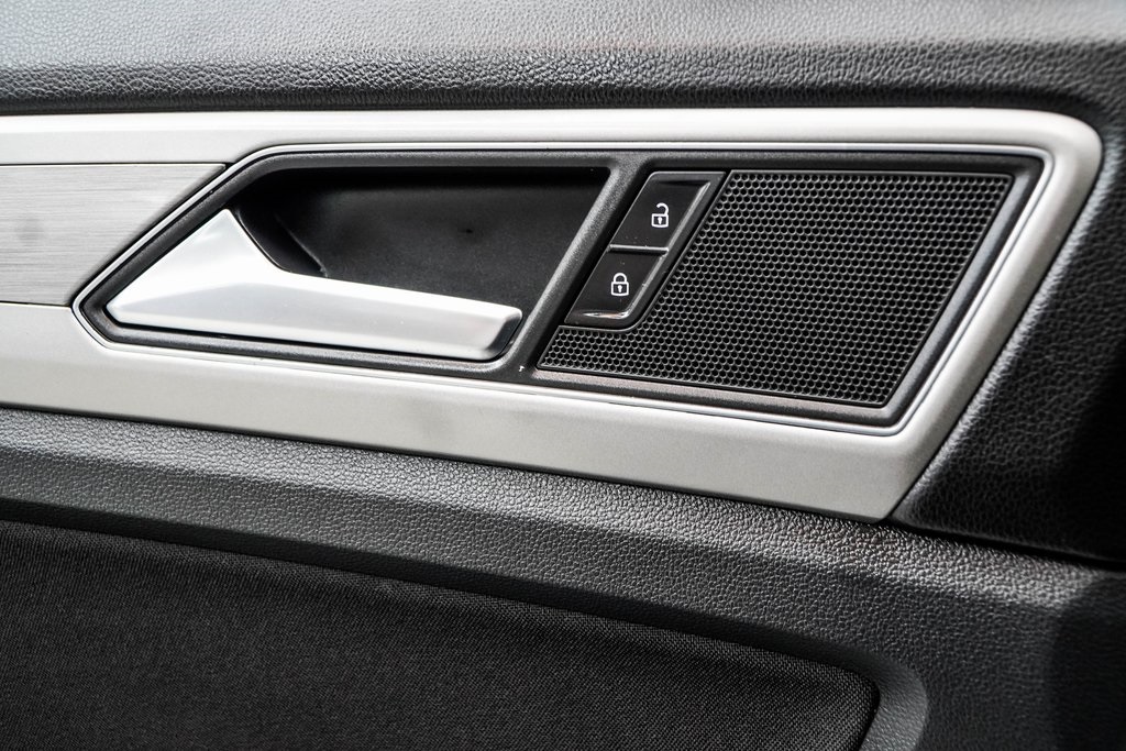 Vehicle image 28 of 43