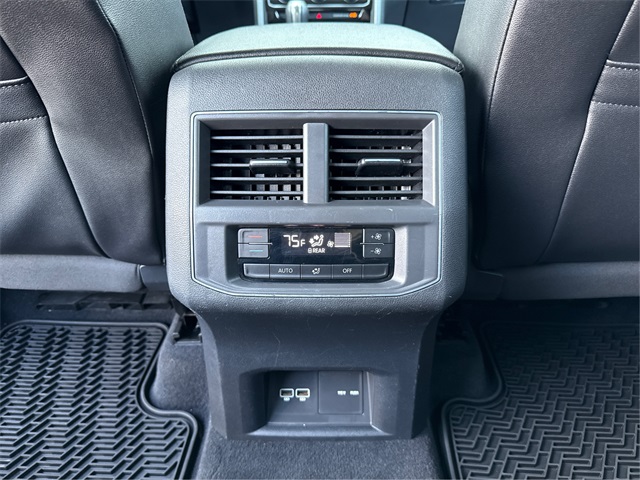 Vehicle image 31 of 37