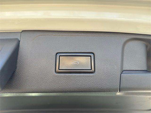 Vehicle image 32 of 37