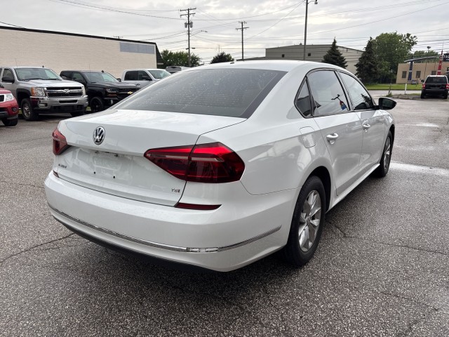 2018 Volkswagen Passat 2.0T S Image 5 of 17