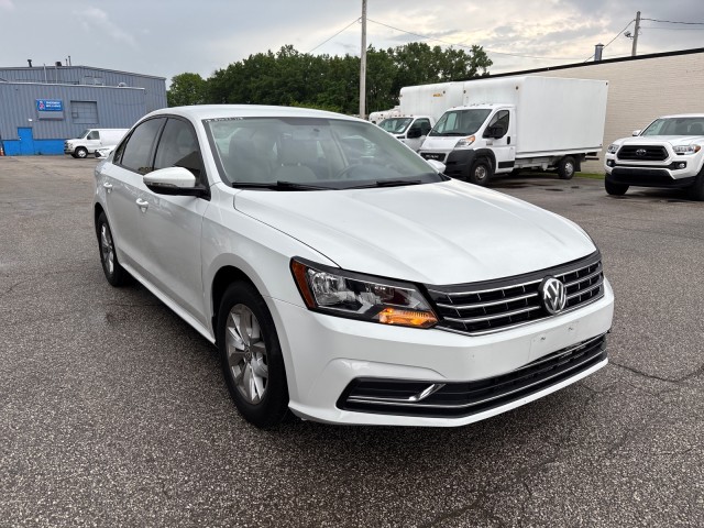 2018 Volkswagen Passat 2.0T S Image 3 of 17