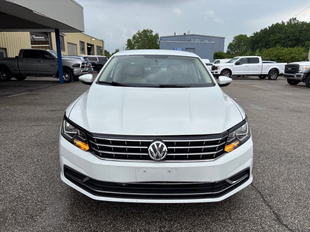 2018 Volkswagen Passat 2.0T S Image 2 of 17