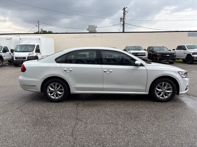 2018 Volkswagen Passat 2.0T S Image 4 of 17