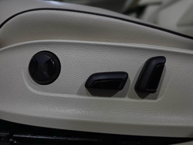 Vehicle image 36 of 42