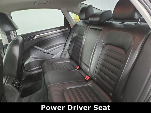 2018 Volkswagen Passat 2.0T SEL Premium Image 11 of 33