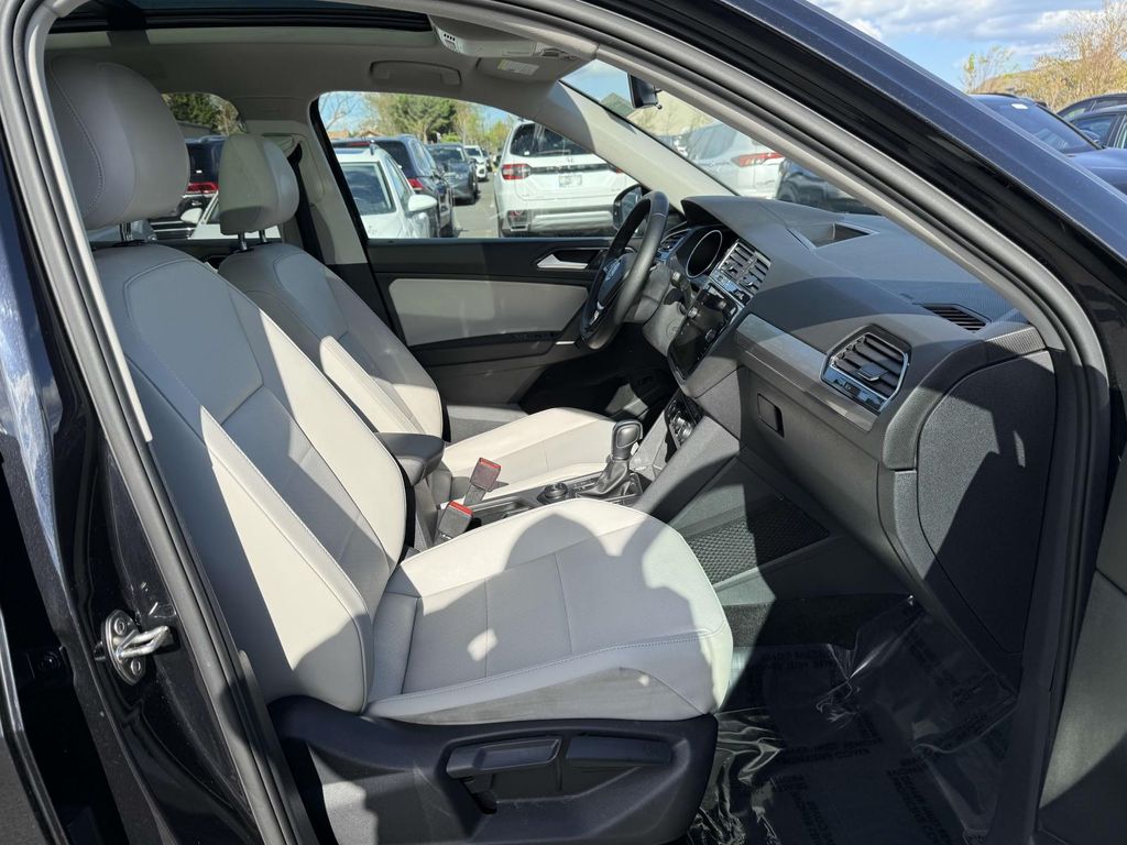 Vehicle image 11 of 27