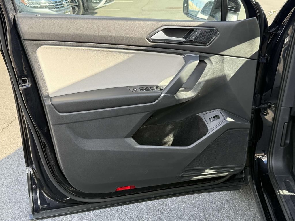 Vehicle image 21 of 27