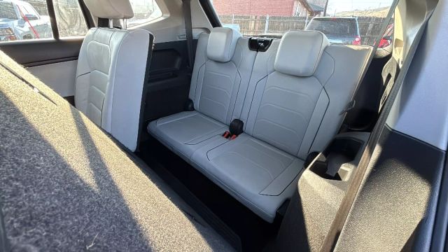 Vehicle image 10 of 21