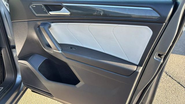 Vehicle image 18 of 21