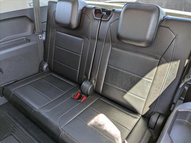 Vehicle image 18 of 25