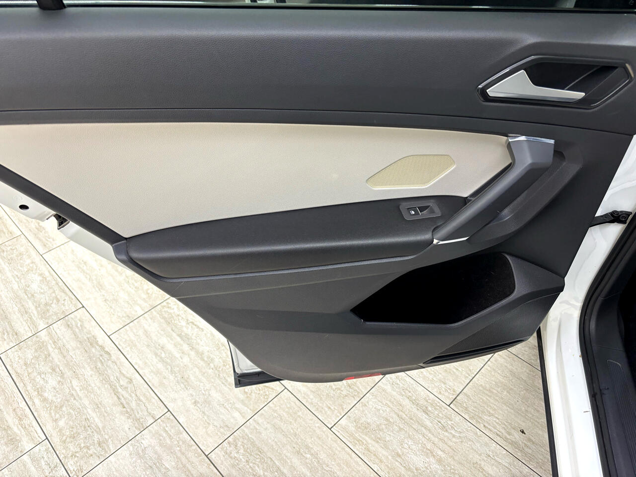 Vehicle image 32 of 45