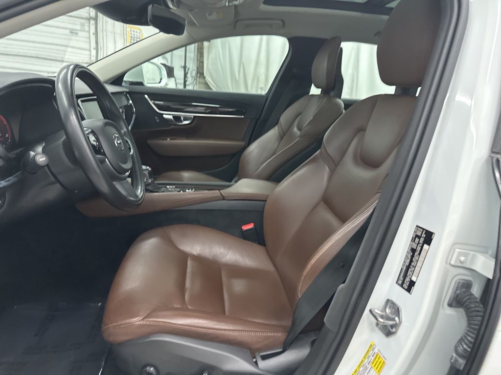 2018 Volvo S90 Momentum Image 13 of 33