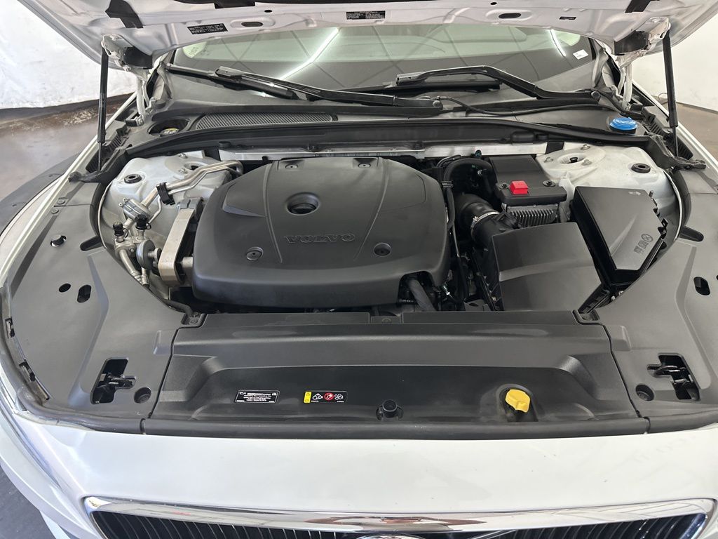 2018 Volvo S90 Momentum Image 9 of 33