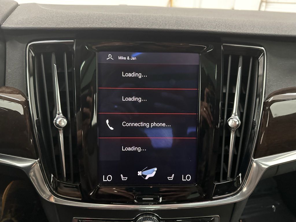 2018 Volvo S90 Momentum Image 24 of 33