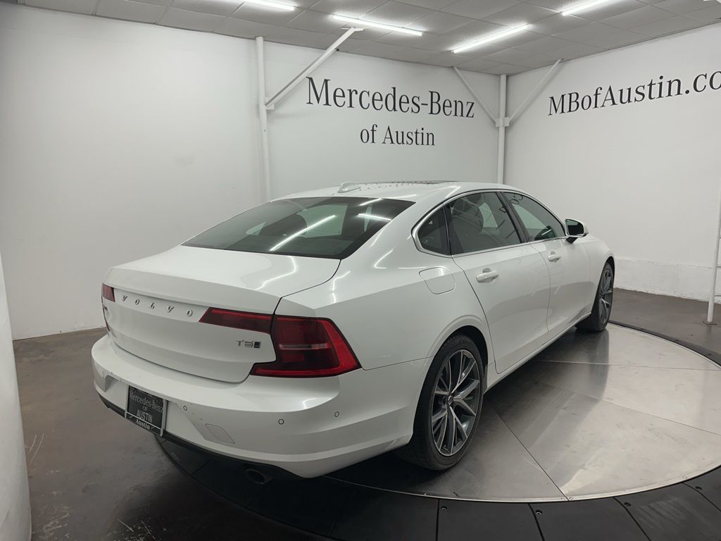 2018 Volvo S90 Momentum Image 5 of 33