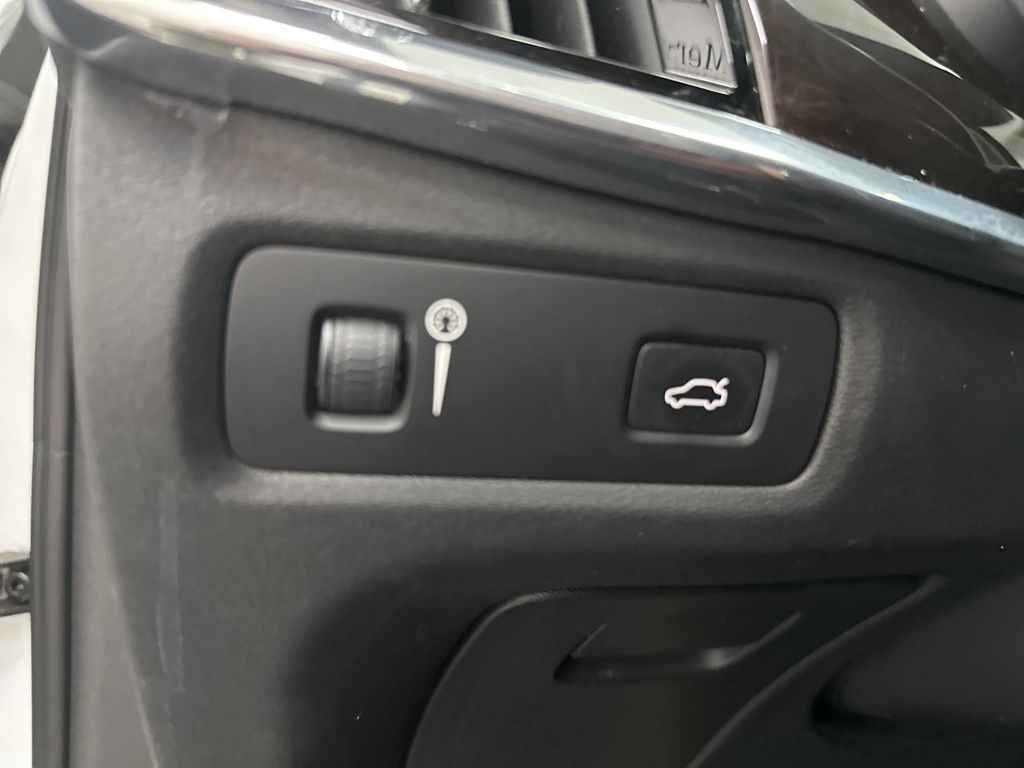 2018 Volvo S90 Momentum Image 33 of 33