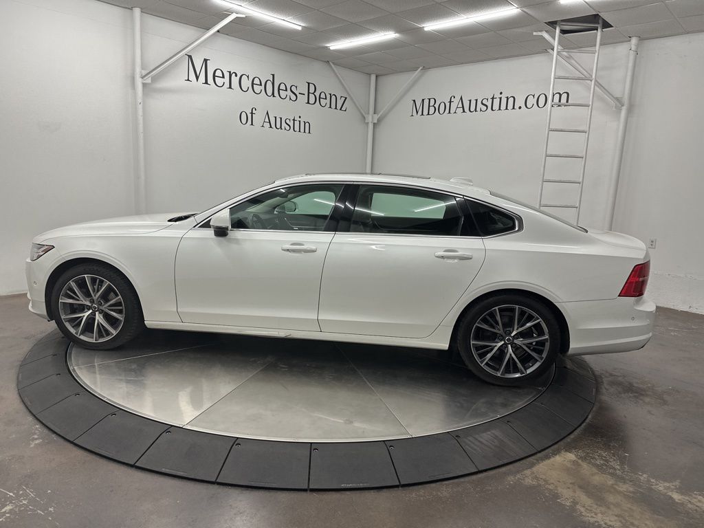 2018 Volvo S90 Momentum Image 8 of 33