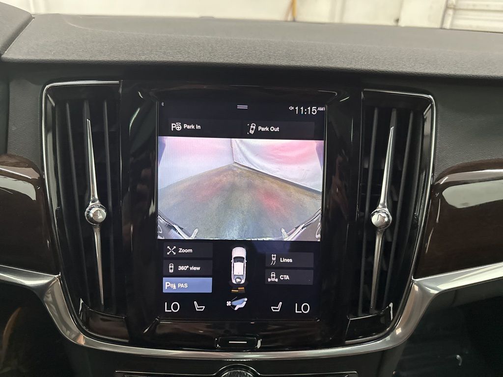 2018 Volvo S90 Momentum Image 22 of 33