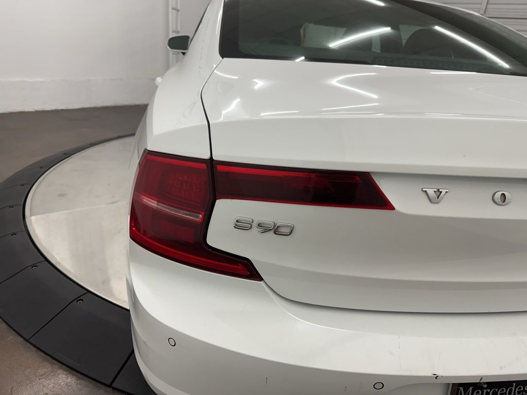 2018 Volvo S90 Momentum Image 32 of 33