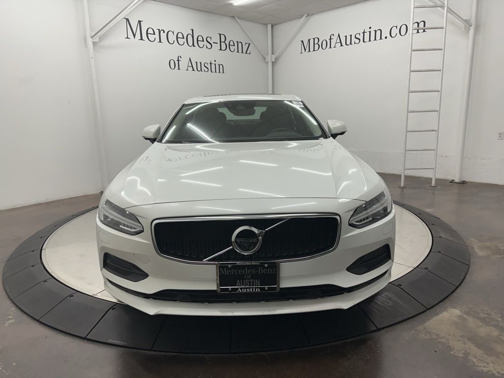 2018 Volvo S90 Momentum Image 2 of 33