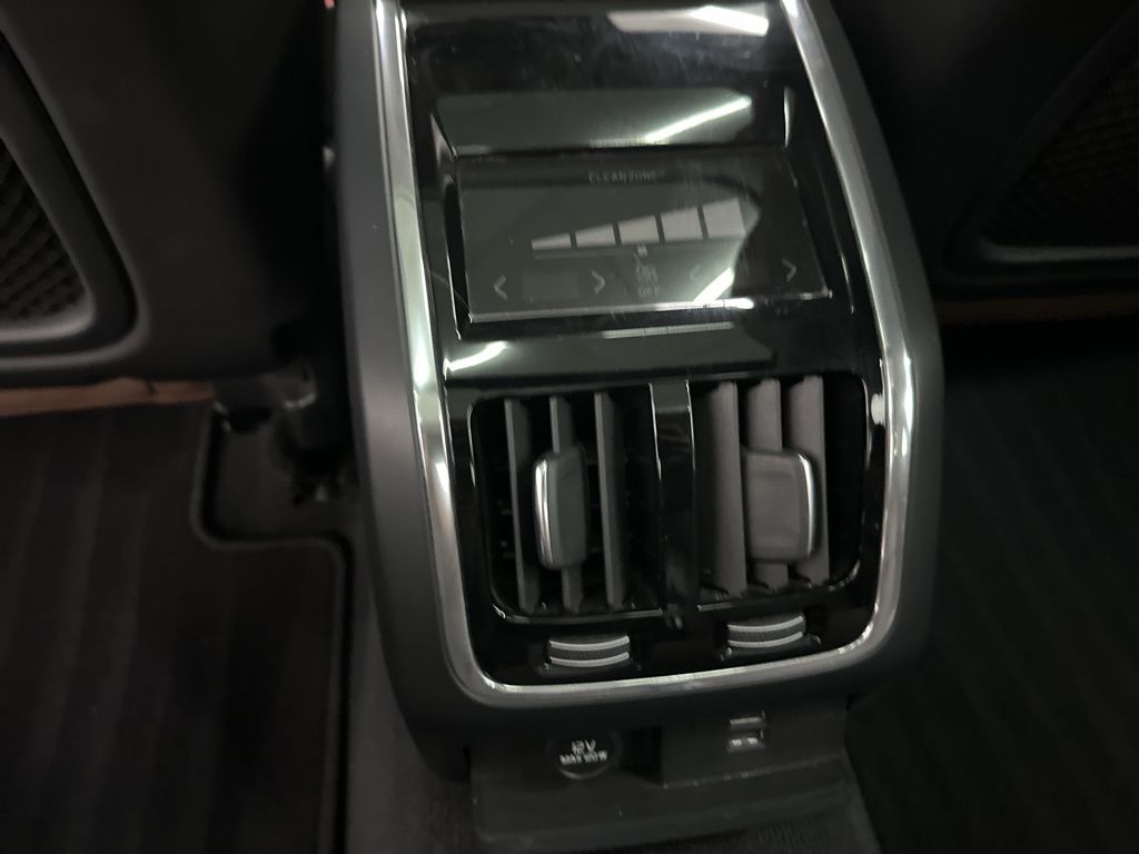 2018 Volvo S90 Momentum Image 26 of 33