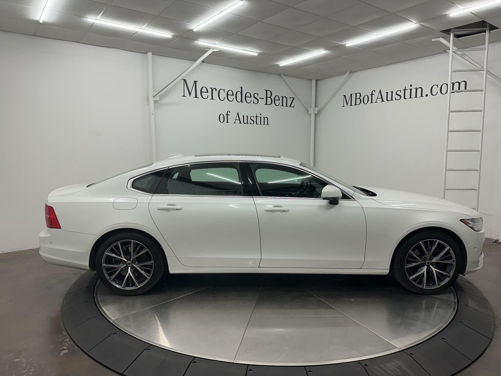 2018 Volvo S90 Momentum Image 4 of 33