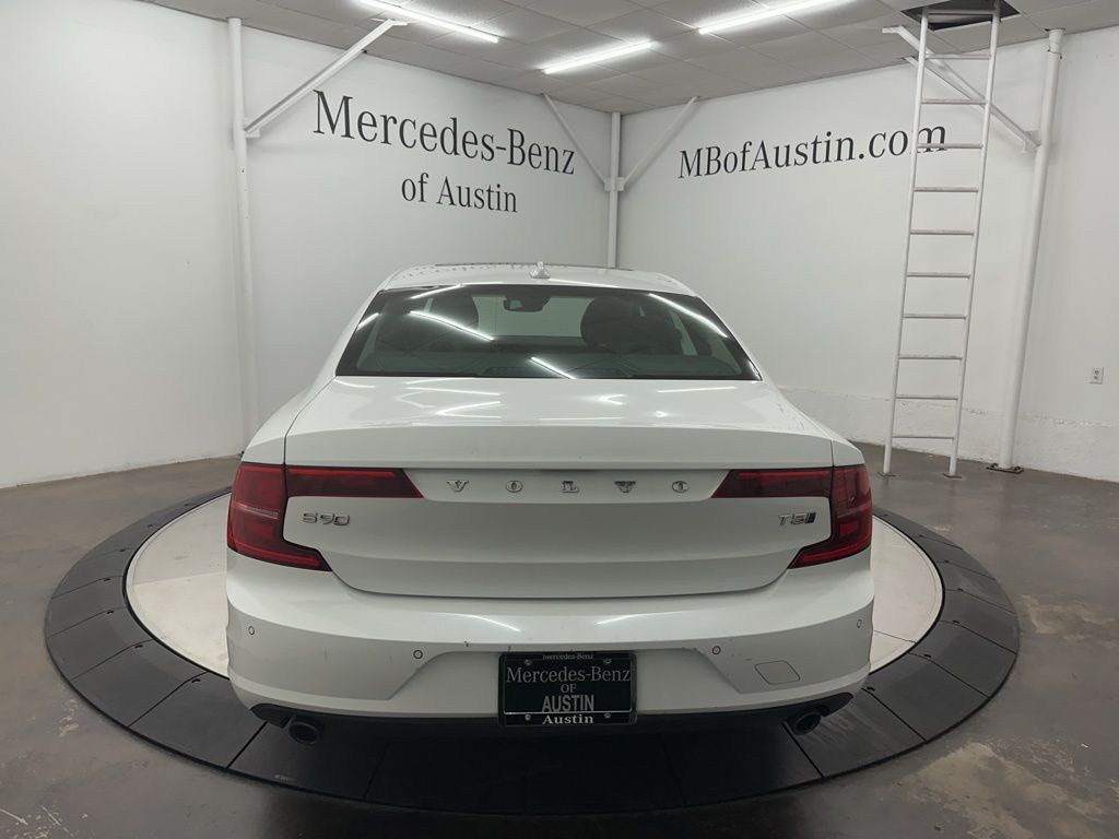 2018 Volvo S90 Momentum Image 6 of 33