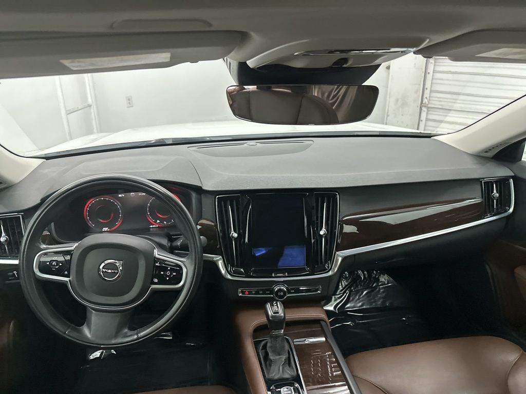 2018 Volvo S90 Momentum Image 16 of 33