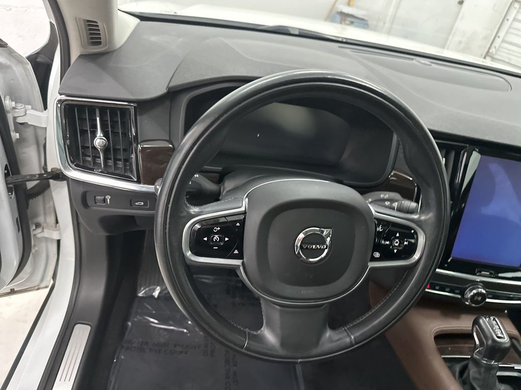 2018 Volvo S90 Momentum Image 18 of 33