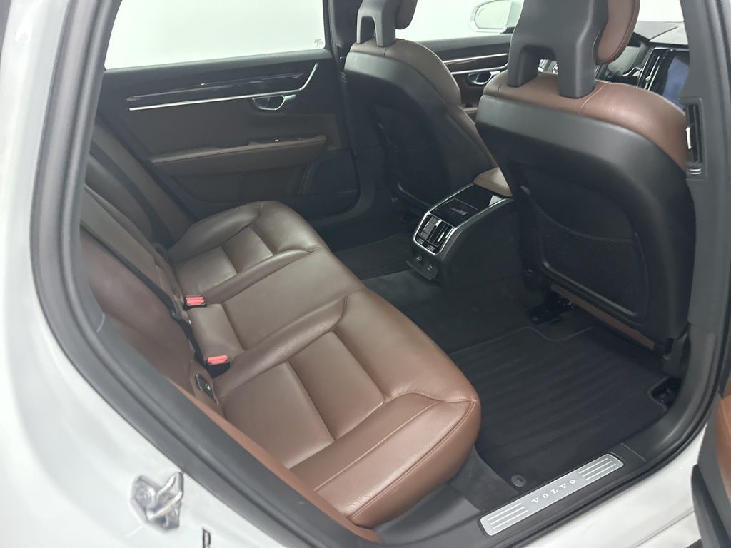 2018 Volvo S90 Momentum Image 12 of 33