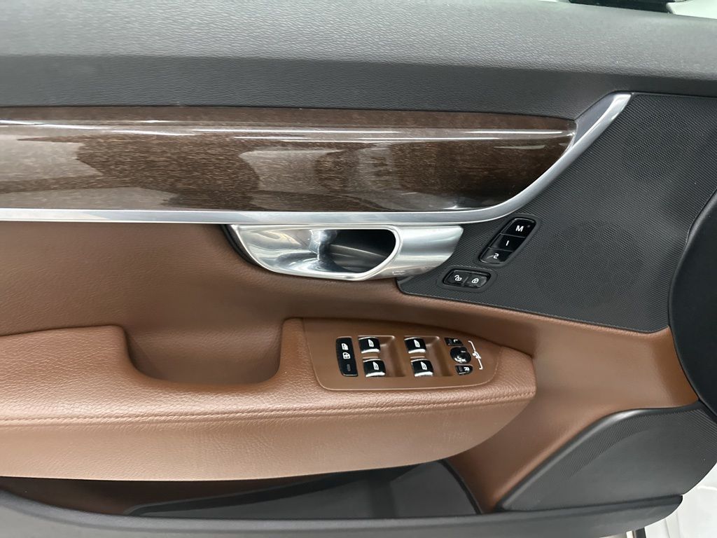 2018 Volvo S90 Momentum Image 25 of 33