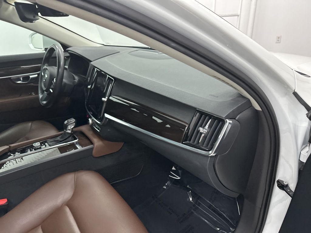 2018 Volvo S90 Momentum Image 19 of 33