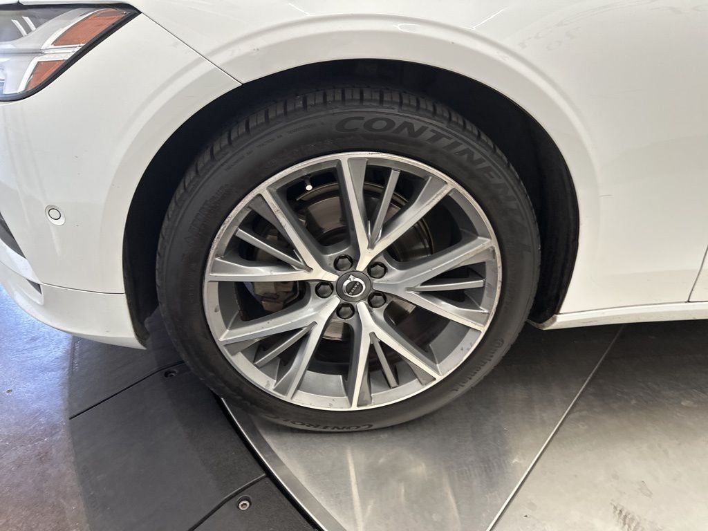 2018 Volvo S90 Momentum Image 10 of 33