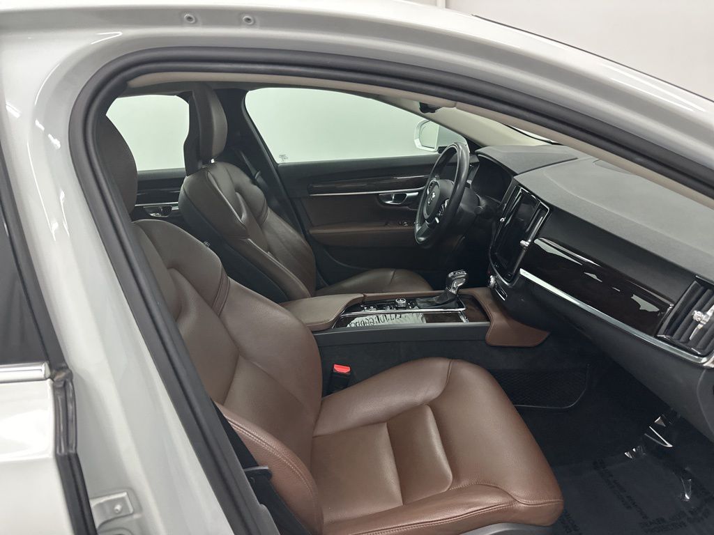 2018 Volvo S90 Momentum Image 14 of 33