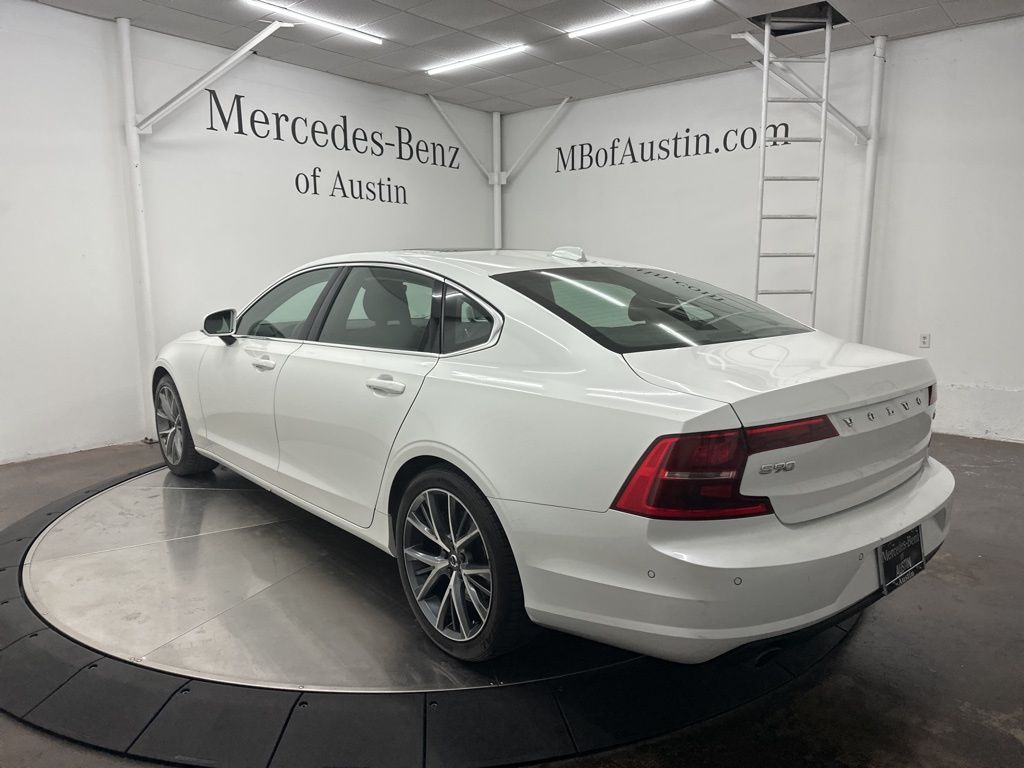 2018 Volvo S90 Momentum Image 7 of 33