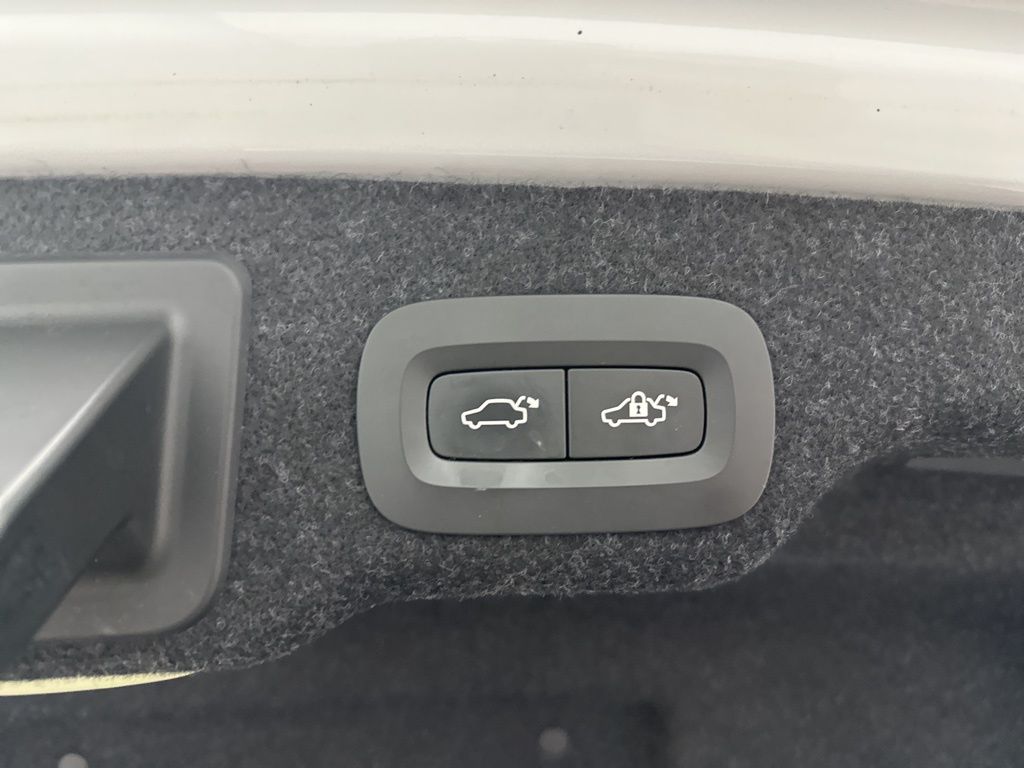 2018 Volvo S90 Momentum Image 27 of 33