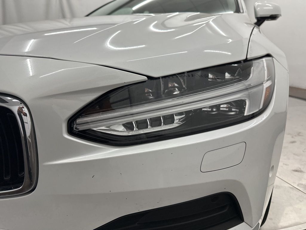 2018 Volvo S90 Momentum Image 29 of 33