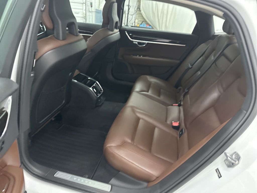 2018 Volvo S90 Momentum Image 15 of 33