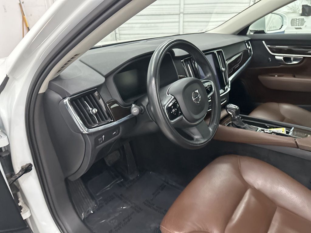 2018 Volvo S90 Momentum Image 17 of 33