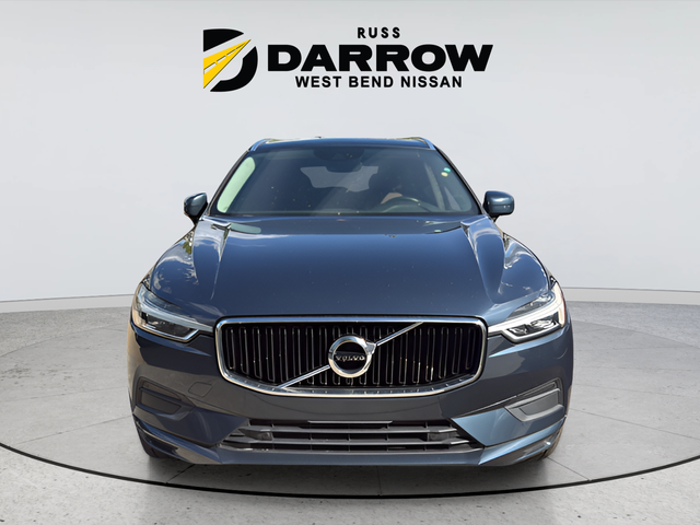 2018 Volvo XC60 Momentum Image 2 of 10