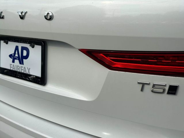 Vehicle image 31 of 37