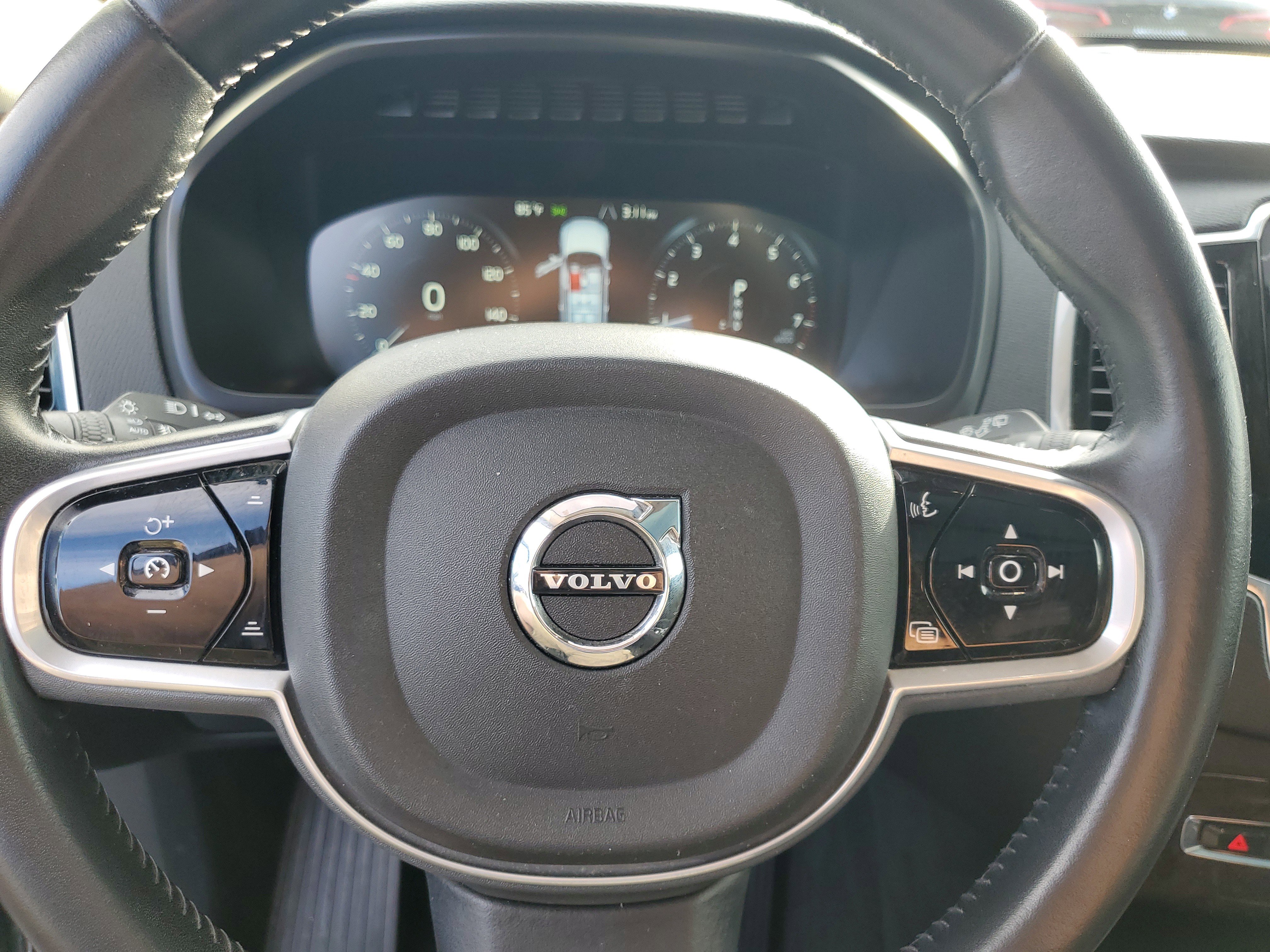 2018 Volvo XC90 Momentum Image 16 of 33