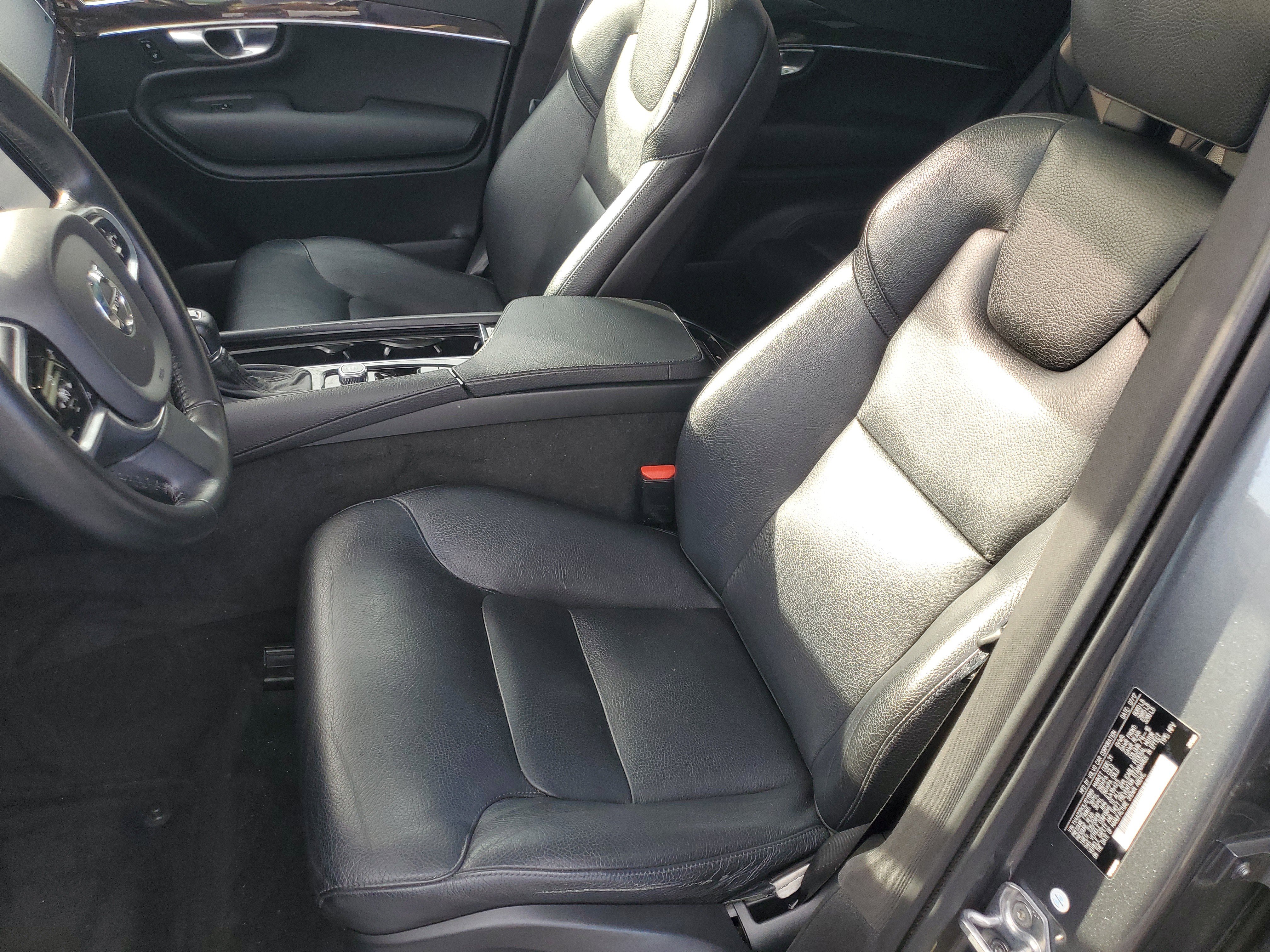 2018 Volvo XC90 Momentum Image 11 of 33